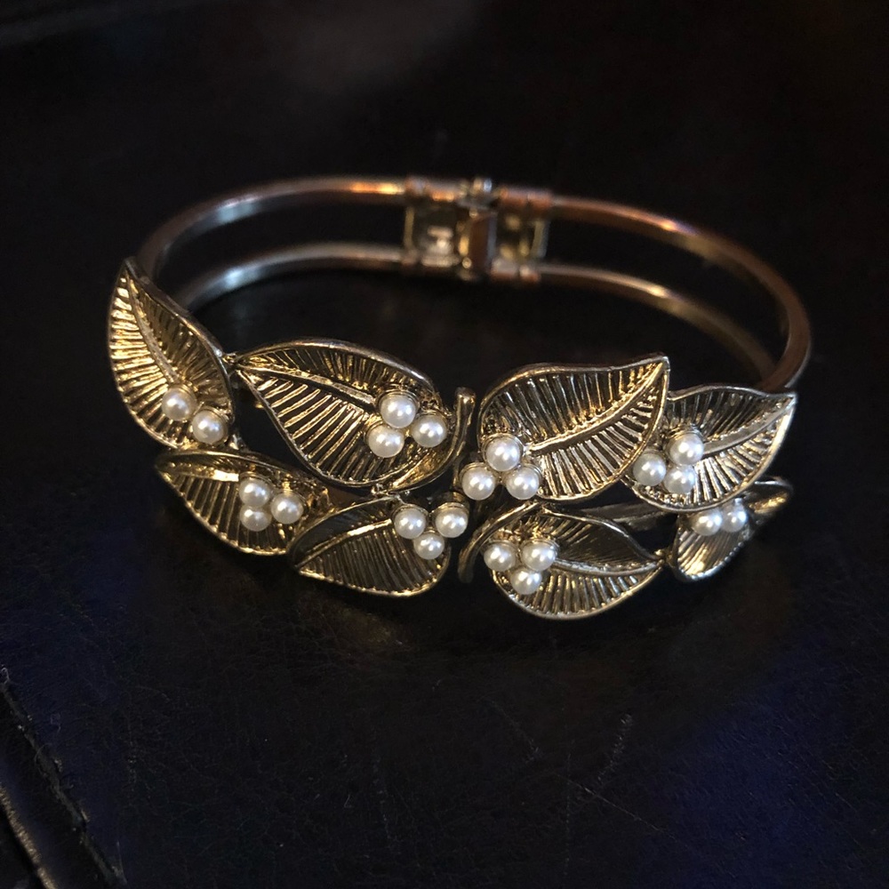 Gold Bracelet with little pearls (not real)